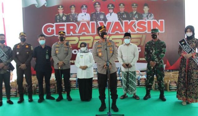 Kapolda Jatim Tinjau Pelaksanaan Vaksinasi Presisi di Ponpes Mambaul Maarif Jombang