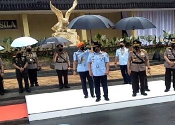 Kapolri dan Panglima TNI Tutup Pendidikan Sespimti dan Bagikan Bansos di Lembang KBB