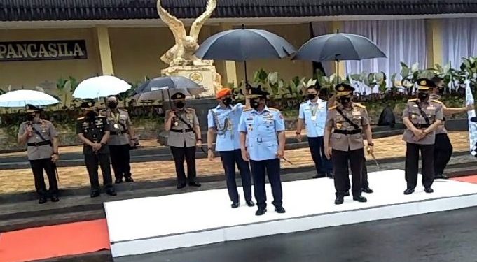 Kapolri dan Panglima TNI Tutup Pendidikan Sespimti dan Bagikan Bansos di Lembang KBB