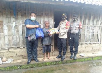 Kapolsek Pupuan Bagikan Paket Sembako