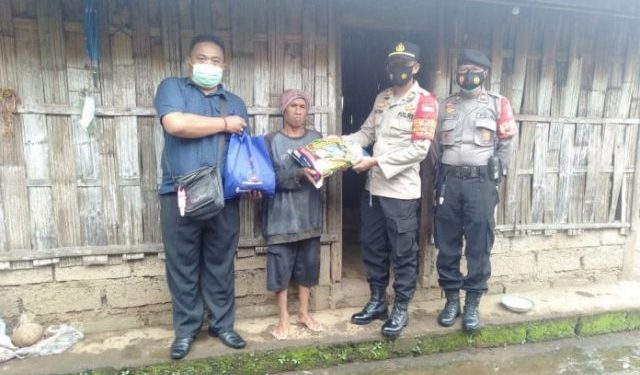 Kapolsek Pupuan Bagikan Paket Sembako