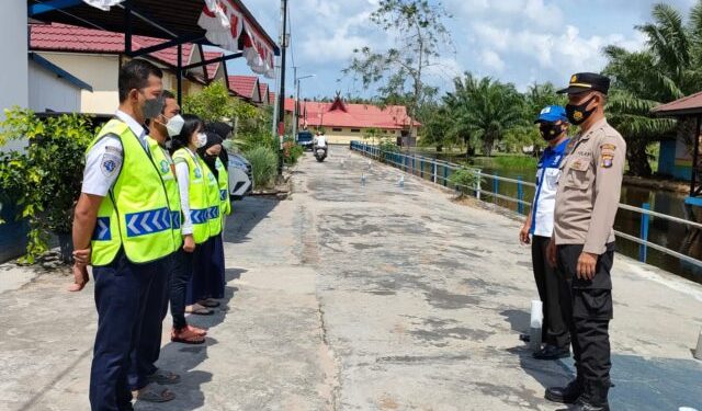 Kasiwas Giat Pengawasan Di Pelayanan Satpas SIM Polres Seruyan.