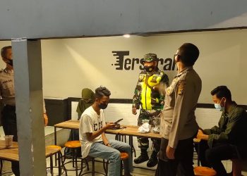 Patroli Gabungan Personel TNI-Polri Awasi Penerapan Prokes Di Tempat Tongkrongan