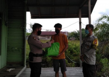 Polsek Sebangau Memberikan Bantuan Sosial Sebagai Bentuk Peduli Warga yang Terdampak Banjir