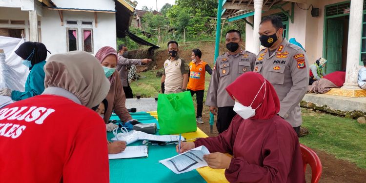 Vaksinasi Keliling Polri Jangkau Warga di Kawasan Terisolir