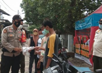 Polres Kep Seribu Himbau ProKes dan Bagikan 1.500 Masker ke Warga