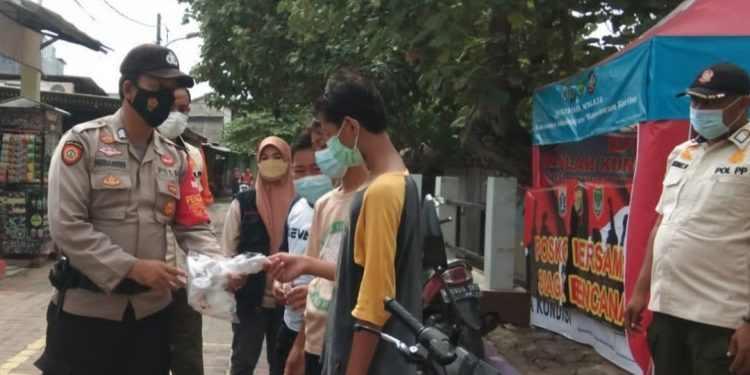 Polres Kep Seribu Himbau ProKes dan Bagikan 1.500 Masker ke Warga