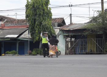 Wujud Pengabdian, Anggota SatLantas Polres Pasuruan Kota Bantu Masyarakat