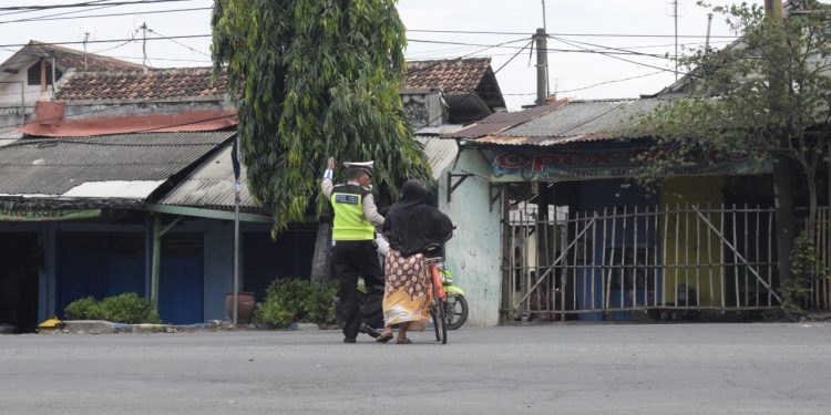 Wujud Pengabdian, Anggota SatLantas Polres Pasuruan Kota Bantu Masyarakat