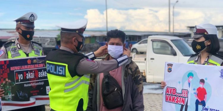 Operasi Zebra Satlantas Polres Tolitoli Utamakan Bagi-Bagi Masker ke Pengendara