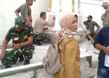 Jelang Hari Pahlawan, TNI, Polri dan Ormas di Tanjungsari Bersihkan Tugu Juang