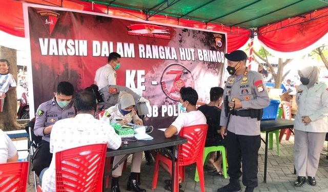 Jelang Hari Korps Brimob Polri ke 76, Brimobda Malut Gelar Vaksinasi Gratis dan Baksos