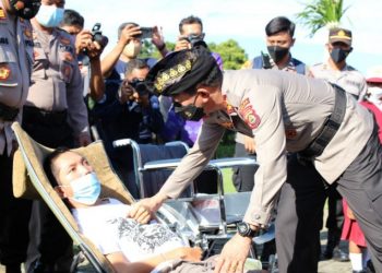 Kapolda Bali Bagikan Kursi Roda Dan Sembako Di Klungkung