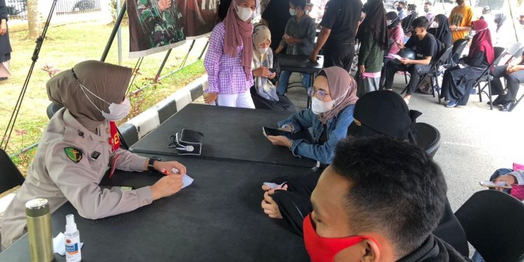 Polda Sumbar Berikan Pelayan Vaksin Moderna di Gerai Vaksin Presisi Polda Sumbar