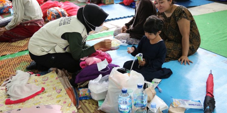 Satgas Trauma Healing Polresta Malang Kota Berikan Pendampingan Psikologi Bagi Korban Terdampak Bencana Banjir