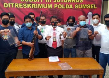 Subdit III Jatanras Dit Reskrim Um Polda Sumsel amankan dua pucuk senpira jenis Revolver dari dua pelaku