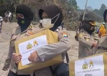 75 Polwan Beri Trauma Healing Korban Erupsi Semeru