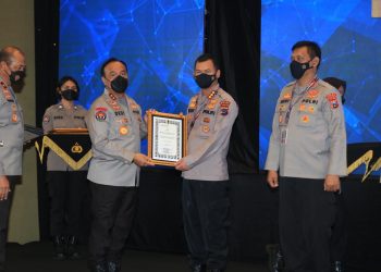 Anev Konsolidasi Humas Polri 2021, Polda Sumbar terima Dua Penghargaan dari Kadiv Humas Polri