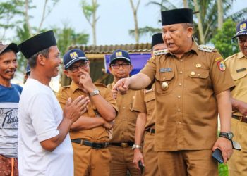 Bupati Jember Ir. H. Hendy Siswanto Pantau Pengaspalan hingga Dengarkan Keluhan Warga