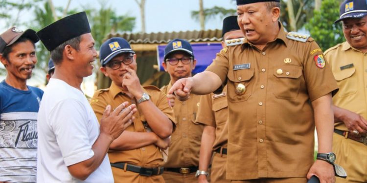 Bupati Jember Ir. H. Hendy Siswanto Pantau Pengaspalan hingga Dengarkan Keluhan Warga