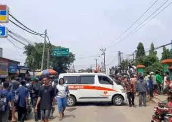 Warga Blokir Jalan di Parung Panjang Bogor Tagih Janji Bangun Jalan Tambang
