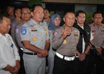Kakorlantas Polri Irjen Pol Aan Suhanan bersama Dirut PT. Jasa Raharja dan Tim Survei kembali melanjutkan pengecekan di Pelabuhan PT ASDP Indonesia Ferry Cabang Ketapang, Banyuwangi, menjelang libur Natal dan Tahun Baru (Nataru) pada Jumat (29/11/2024)