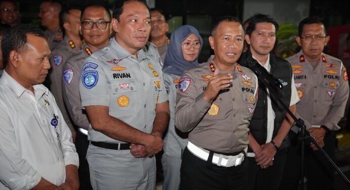 Kakorlantas Polri Irjen Pol Aan Suhanan bersama Dirut PT. Jasa Raharja dan Tim Survei kembali melanjutkan pengecekan di Pelabuhan PT ASDP Indonesia Ferry Cabang Ketapang, Banyuwangi, menjelang libur Natal dan Tahun Baru (Nataru) pada Jumat (29/11/2024)