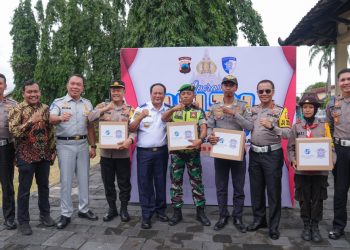 Wakil Menteri Perhubungan RI Suntana bersama Kakorlantas Polri Irjen Pol Aan Suhanan, Dirut PT Jasa Raharja Rivan A. Purwantono melakukan peninjauan arus lalu lintas pada libur nataru di kawasan Yogyakarta pada Sabtu (28/12/2024).