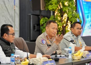 Korlantas Polri mengadakan Tactical Floor Game (TFG) sebagai upaya memastikan kesiapan Operasi Lilin 2024. Acara ini dipimpin langsung oleh Kakorlantas Polri, Irjen Pol Aan Suhanan, dan berlangsung di Aula Madellu Korlantas pada Sabtu (14/12/2024)