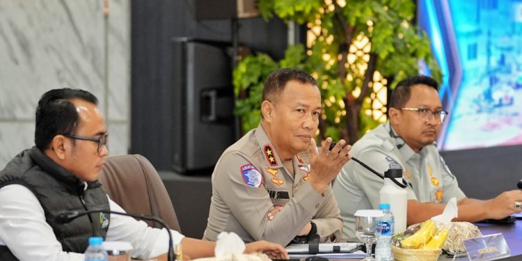Korlantas Polri mengadakan Tactical Floor Game (TFG) sebagai upaya memastikan kesiapan Operasi Lilin 2024. Acara ini dipimpin langsung oleh Kakorlantas Polri, Irjen Pol Aan Suhanan, dan berlangsung di Aula Madellu Korlantas pada Sabtu (14/12/2024)