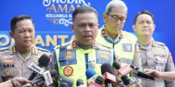 Kakorlantas Polri, Irjen Agus Suryonugroho, memantau langsung kondisi arus balik Lebaran dari Posko Command Center KM 29 Korlantas Polri