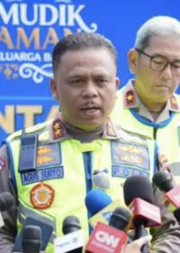 Kakorlantas Polri, Irjen Agus Suryonugroho, memantau langsung kondisi arus balik Lebaran dari Posko Command Center KM 29 Korlantas Polri