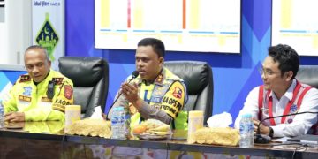 Kakorlantas Polri Irjen Pol. Agus Suryonugroho meninjau Pos Terpadu KM 57