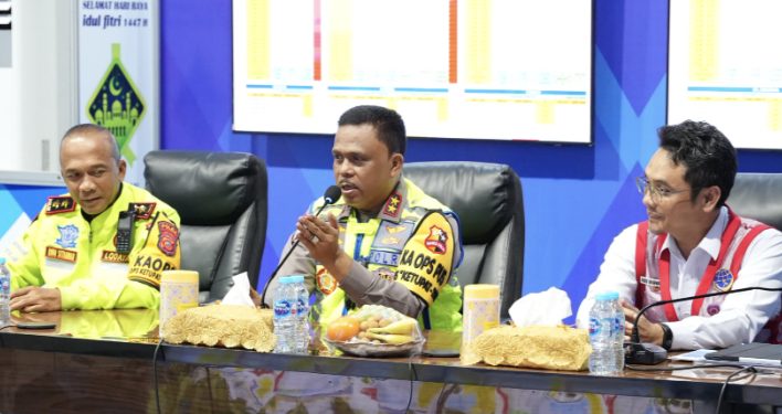 Kakorlantas Polri Irjen Pol. Agus Suryonugroho meninjau Pos Terpadu KM 57