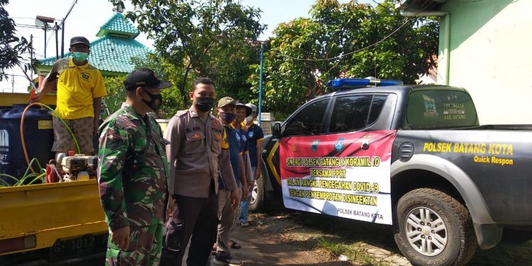 Sinergitas TNI Polri Bersama PPRT Lakukan Penyemprotan Disinfektan Cegah Penyebaran COVID-19